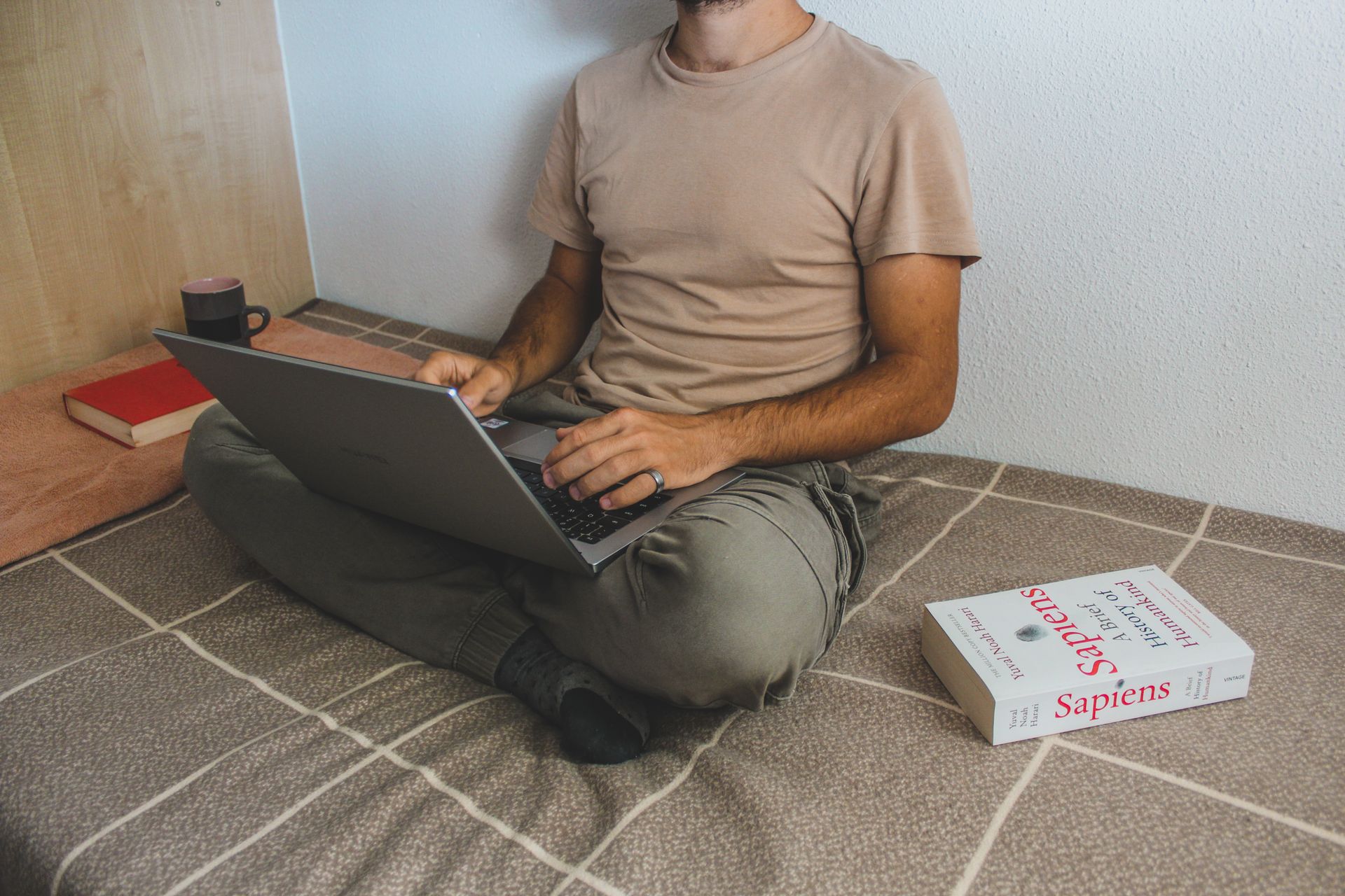 student-applying-visale-guarantor-online-in-france